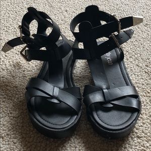 BLACK SANDALS